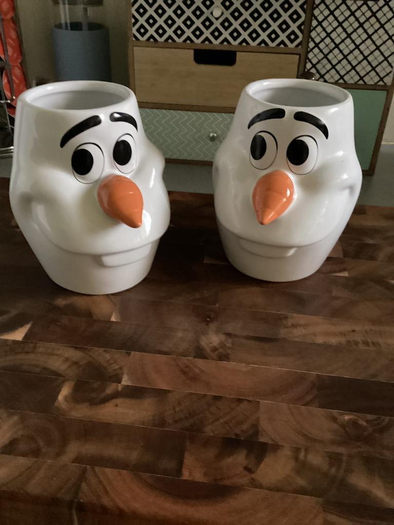 2 Stenen Mokken ~ Olaf frozen, Ophalen, Zo goed als nieuw