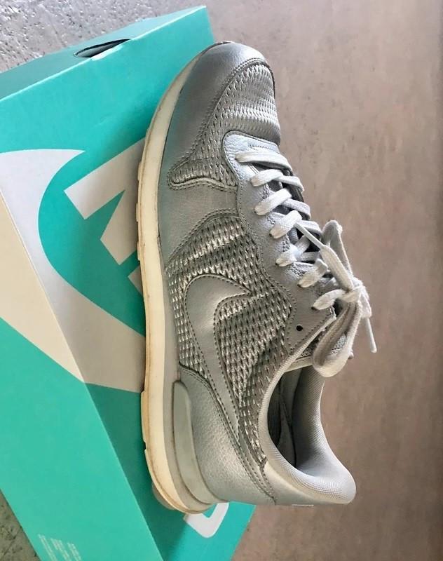 Nike internationalist : zilver sportschoenen sneakers 40,5, Vêtements | Femmes, Chaussures, Comme neuf, Envoi, Nike, Chaussures de sports