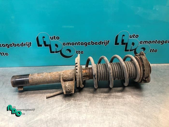 Schokdemperpoot links-voor van een Volkswagen Golf (Golf 09-, Gebruikt, -, Volkswagen, -