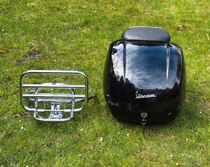 Top case avec support Vespa GTS, GT et GTV, Motos, Accessoires | Valises & Sacs, Utilisé, Enlèvement ou Envoi