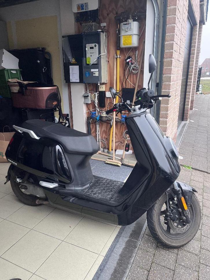 Brommer Niu N1S + helm, Fietsen en Brommers, Brommeronderdelen | Scooters, Gebruikt, Overige merken, Overige typen, Ophalen