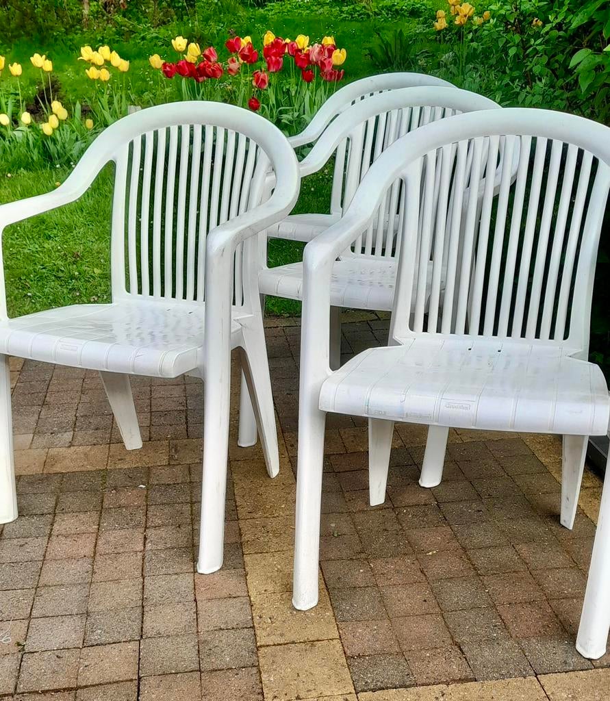 4 witte tuinstoelen Grosfillex + kussens, Ophalen, Gebruikt, Plastic, Stapelbaar
