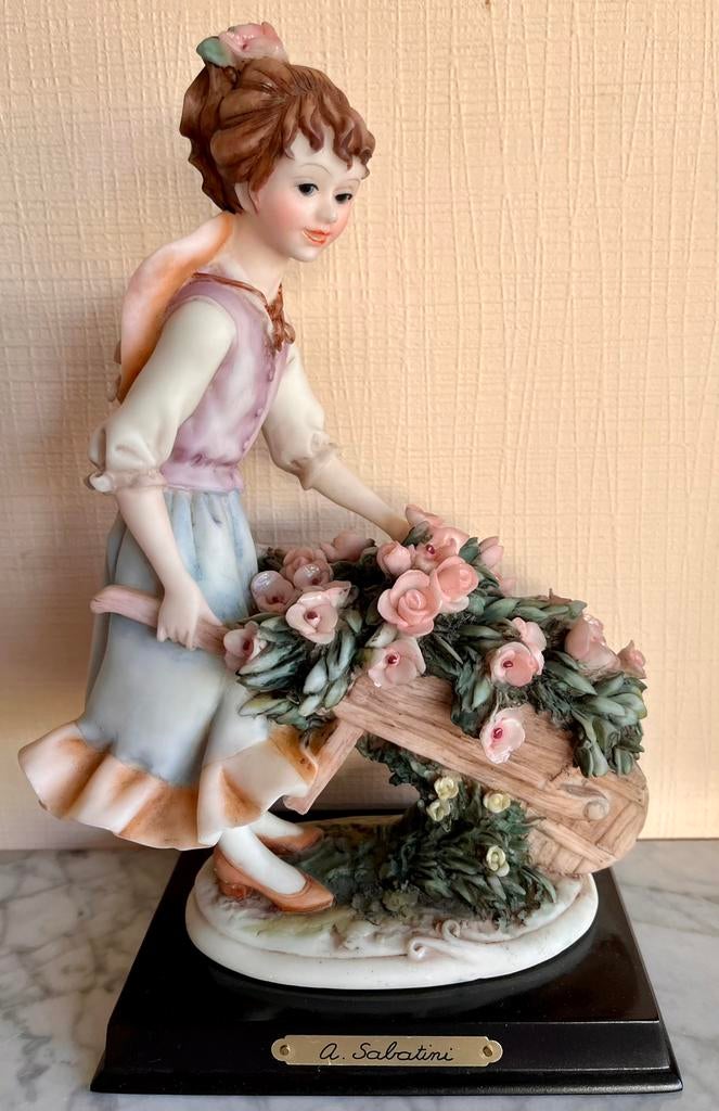Porseleinen beeld -meisje met bloemenkar - 26cm -A. Sabatini, Enlèvement, Comme neuf