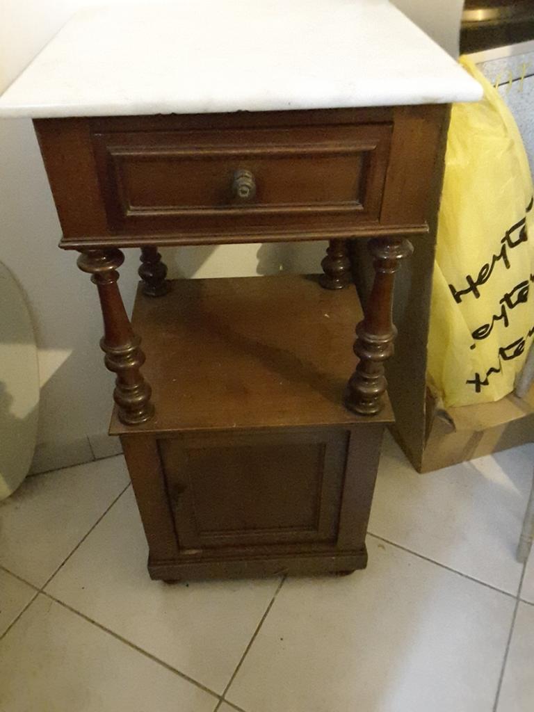 Oud nachtkastje met marmer blad., Antiek en Kunst, Ophalen