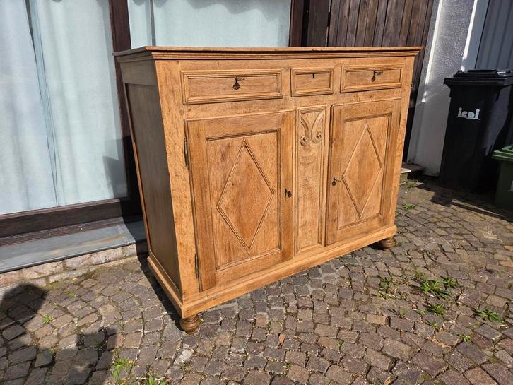 Magnifique ancien buffet,  commode massif en chêne., Maison & Meubles, Armoires | Commodes, Enlèvement