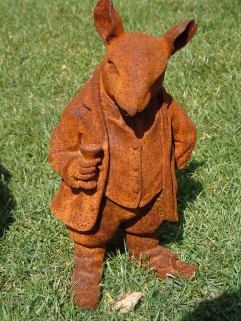 Standbeeld van een rat in een roestig gietijzeren kostuum.., Tuin en Terras, Tuinbeelden, Nieuw, Dierenbeeld, Metaal, Ophalen of Verzenden