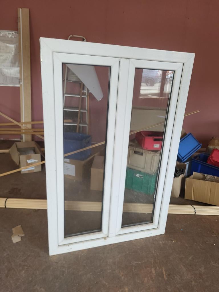 PVC raam, Kunststof, Raamkozijn, Zo goed als nieuw, Inclusief glas