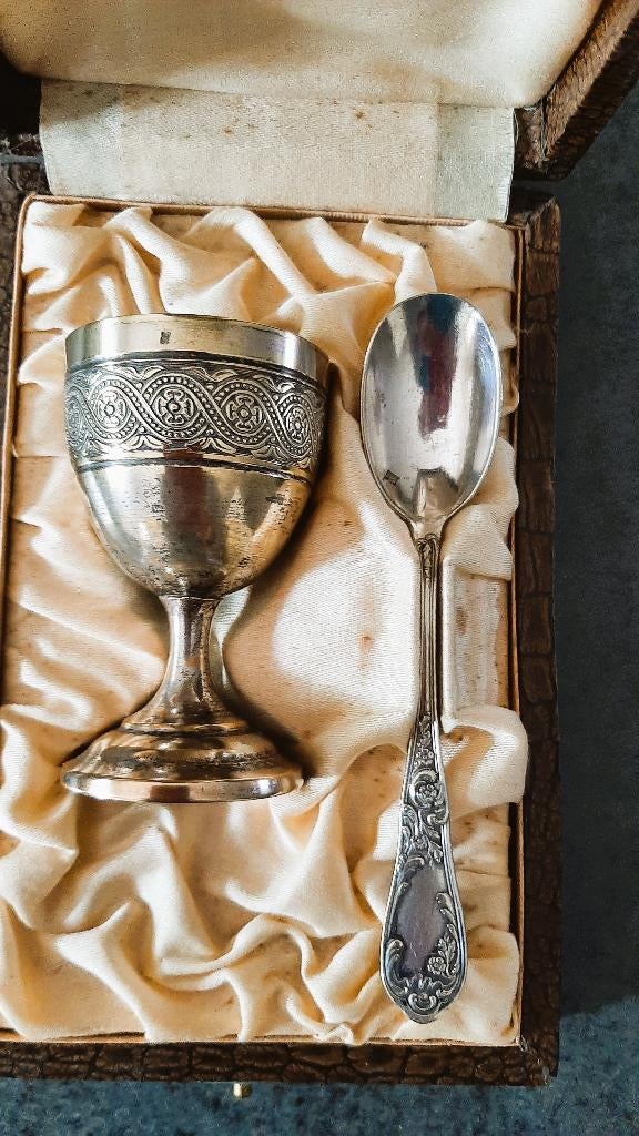 Te koop: Oude eierpotje met zilveren lepeltje. in doos., Ophalen