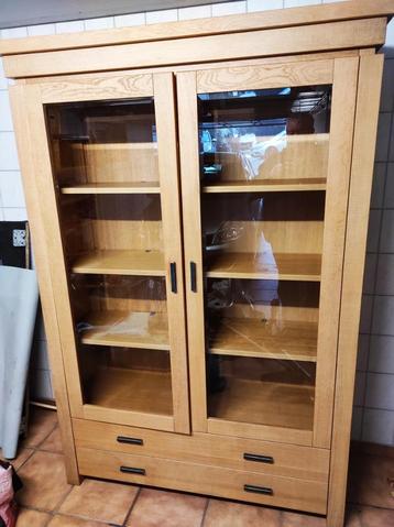 Armoire vitrine beschikbaar voor biedingen