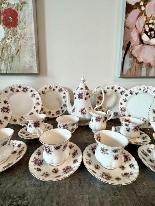 Royal Albert Sweet Violets theeservies, 21-delig., Verzamelen, Porselein, Kristal en Bestek, Ophalen