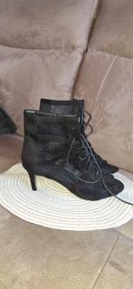 Bottine de danse, de soirée, Enlèvement