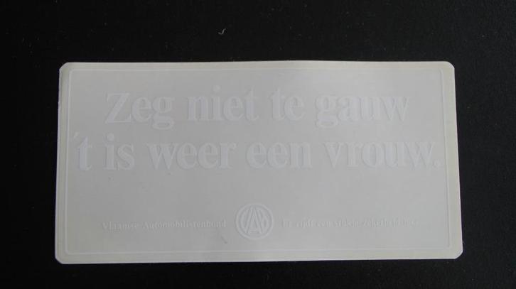 vintage autosticker "Zeg niet te gauw 't is weer een vrouw", Verzamelen, Stickers, Nieuw, Auto of Motor, Ophalen of Verzenden