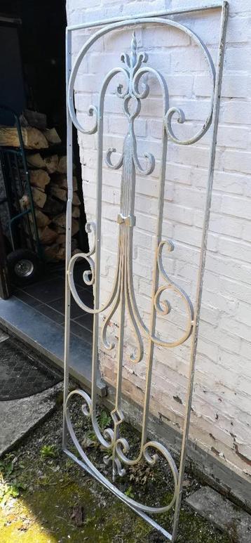 Une ancienne grille en fer forge, Enlèvement