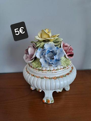 dekschaal met bloemen beschikbaar voor biedingen