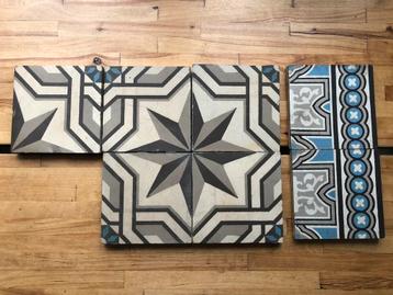 7 Antieke keramische tegels beschikbaar voor biedingen