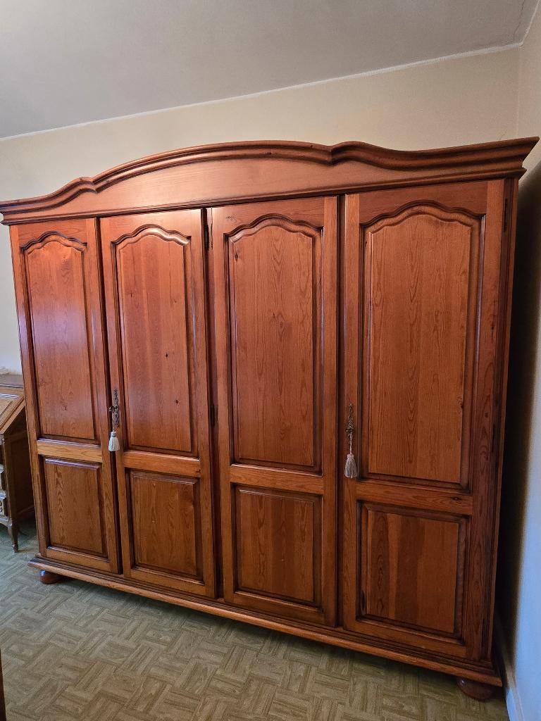 massief houten kleerkast, Huis en Inrichting, Kasten | Kleerkasten, Ophalen, Met deur(en), Zo goed als nieuw, 200 cm of meer