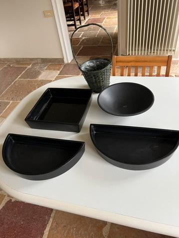 Set zwarte ikebanaschalen te koop. beschikbaar voor biedingen