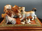 4 chiens de collection vintage. Porcelaine & marbre.
