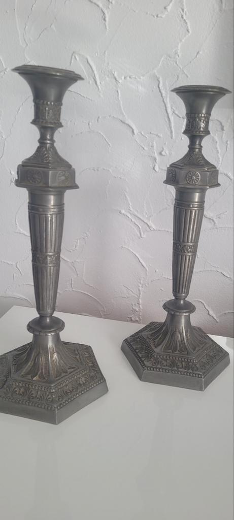 Paire de chandeliers en étain – Les Potstainiers Hutois, Antiek en Kunst, Antiek | Kandelaars, Ophalen of Verzenden