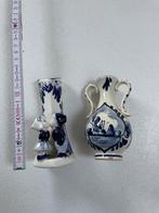 2 antieke hand beschilderde delft vaasjes, Antiek en Kunst, Ophalen