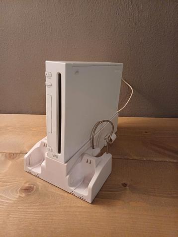 Wii Console + 2 afstandsbediening/stuurtjes/nunchucks