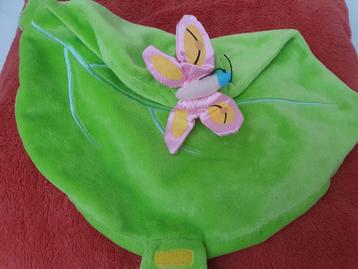 Vlindertje op blad  beschikbaar voor biedingen