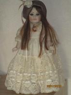 44 CM  POP  HELEMAAL IN BISCUIT PORSELEIN  ECHT HAAR, Ophalen of Verzenden, Zo goed als nieuw, Pop