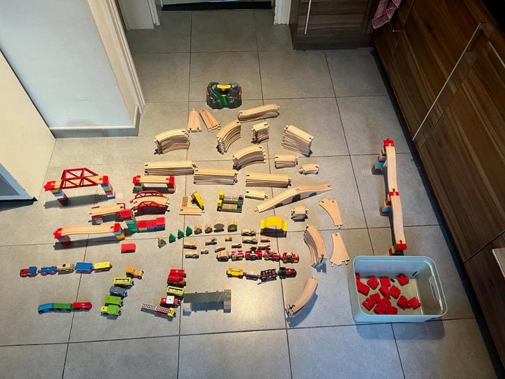 Houten treinsets Brio en veel toebehoren, Kinderen en Baby's, Speelgoed | Houten speelgoed, Zo goed als nieuw, Ophalen