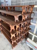 Eiken voetenbankjes uit kerk grote partij, Ophalen