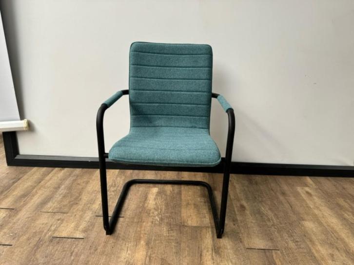 Vergaderstoel wolvilt (groen-blauw) zwart frame, Hobby en Vrije tijd, Vilt, Wolvilt, Ophalen of Verzenden