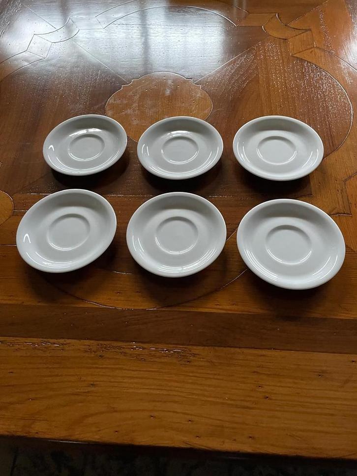 200 stuks ondertassen/schoteltjes, Huis en Inrichting, Keuken | Servies, Zo goed als nieuw, Kop(pen) en/of Schotel(s), Effen, Porselein