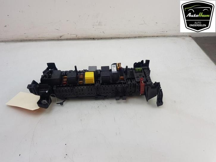 ZEKERINGKAST Mercedes-Benz A (W176) (01-2012/05-2018), Auto-onderdelen, Elektronica en Kabels, Mercedes-Benz, Gebruikt