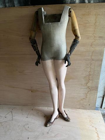 Heel oude mannequin pop van Siégél-Paris beschikbaar voor biedingen