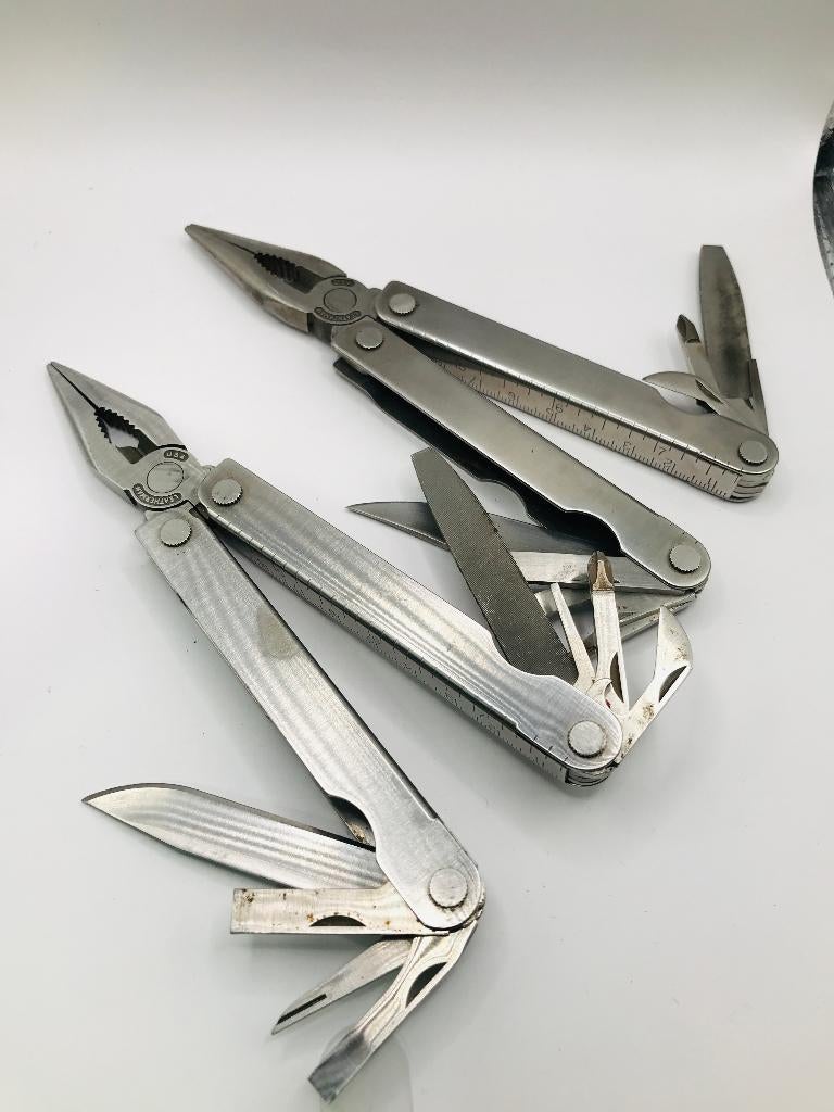 2 x LEATHERMAN avec logos DAIMLER Chrysler & Marlboro, Caravanes & Camping, Outils de camping, Utilisé, Enlèvement ou Envoi