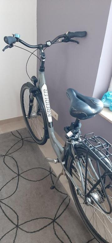 Fiets met werk aan beschikbaar voor biedingen