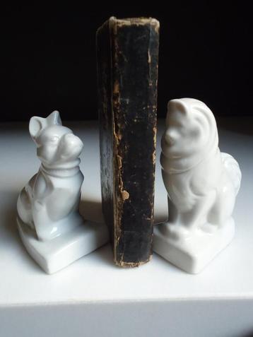 2x Art Deco wit porselein honden figurines boekensteunen  beschikbaar voor biedingen