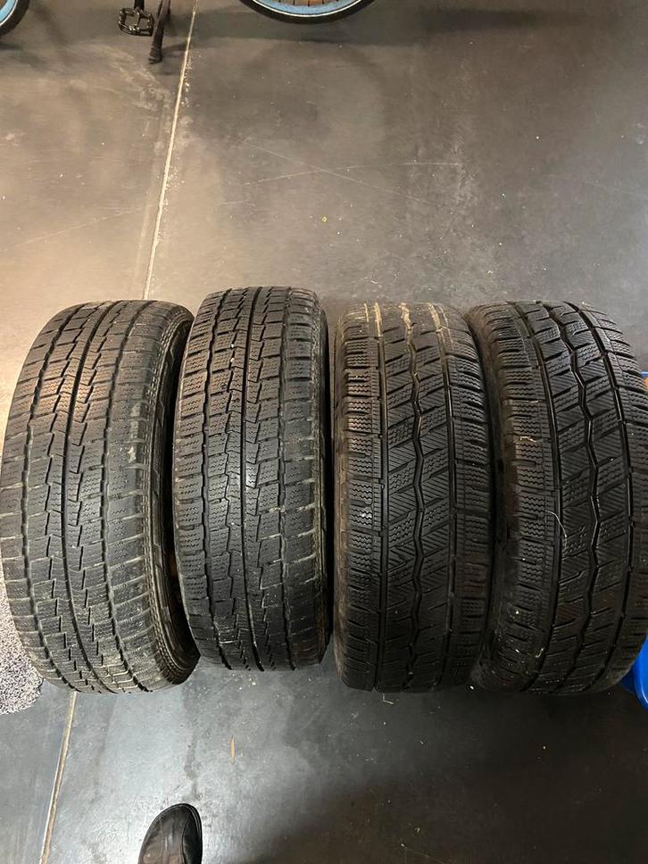 Winter banden van VW multivan of caravelle, Auto-onderdelen, Banden en Velgen, Band(en), Winterbanden, 16 inch, 215 mm, Bestelwagen