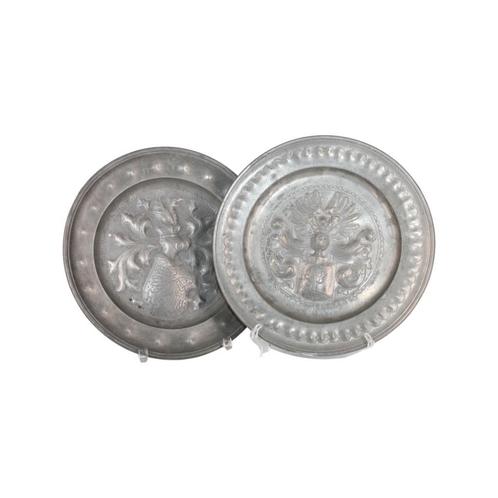 Elegant paar gepantserde tinnen borden LS 1719, Antiek en Kunst, Antiek | Tin, Ophalen of Verzenden