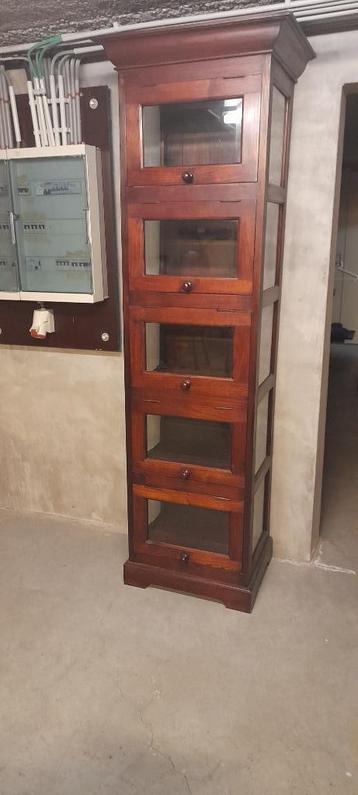 Koloniale vitrinekast met geslepten glas beschikbaar voor biedingen