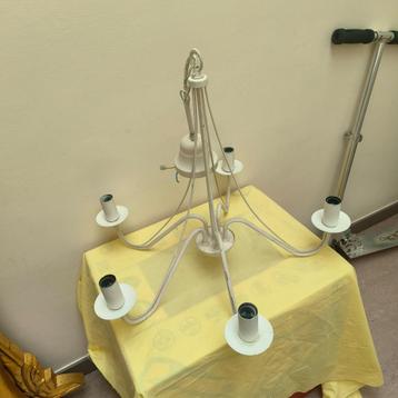 Witte kroonluchter met 5 armen beschikbaar voor biedingen