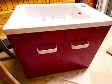 Meuble lavabo à suspendre laqué rouge disponible aux enchères