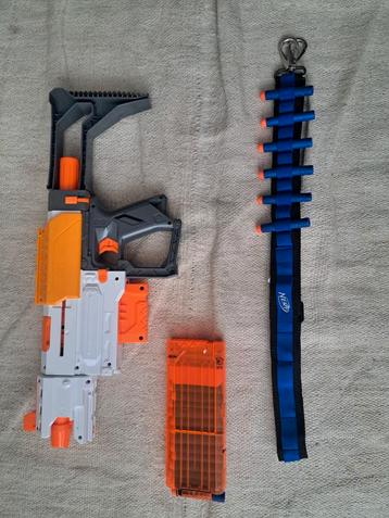 Nerf gun + Munitieband + Groot magazijn disponible aux enchères