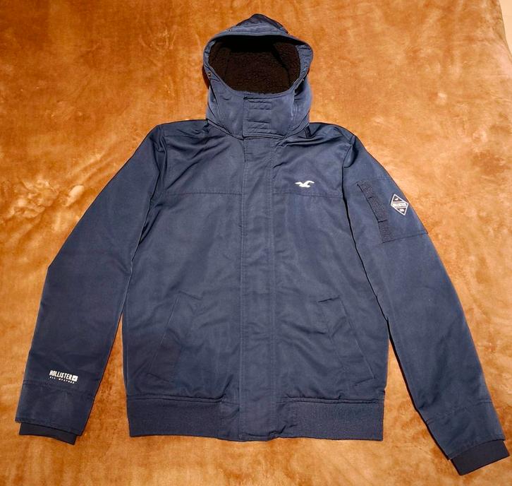Winterjas: Hollister - maat: M - marineblauw, Kleding | Heren, Jassen | Winter, Zo goed als nieuw, Maat 48/50 (M), Blauw, Ophalen of Verzenden