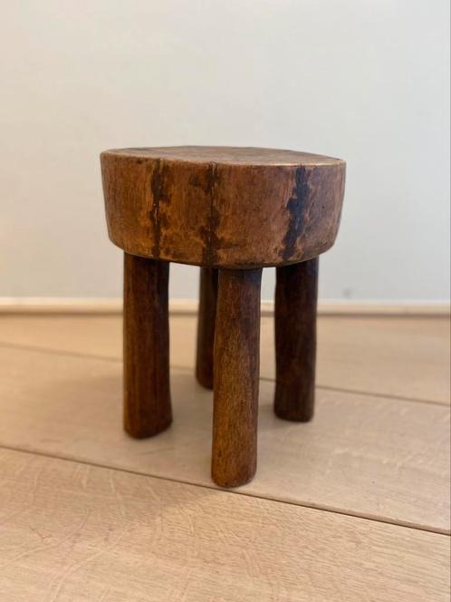 Afrikaans vintage krukje uit een stuk tropisch hout gesneden, Antiek en Kunst, Curiosa en Brocante, Ophalen