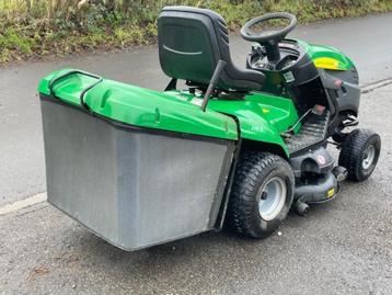 tractor met oogstkorf beschikbaar voor biedingen