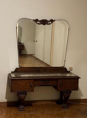 Kap tafel met kruk beschikbaar voor biedingen