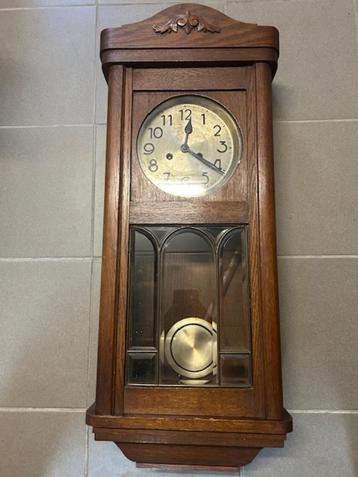 Houten vintage hangklok wandklok met slinger en sleutel beschikbaar voor biedingen