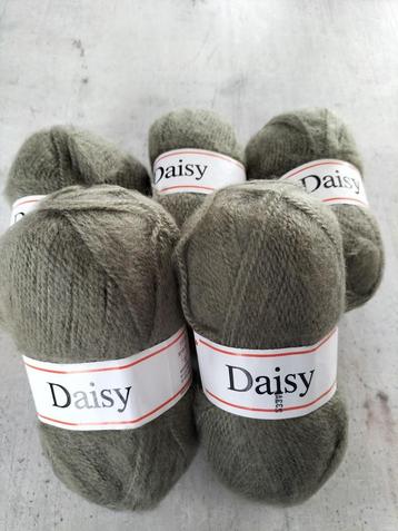 3 ballen van Swiss Daisy-garen (5 groene ballen). beschikbaar voor biedingen