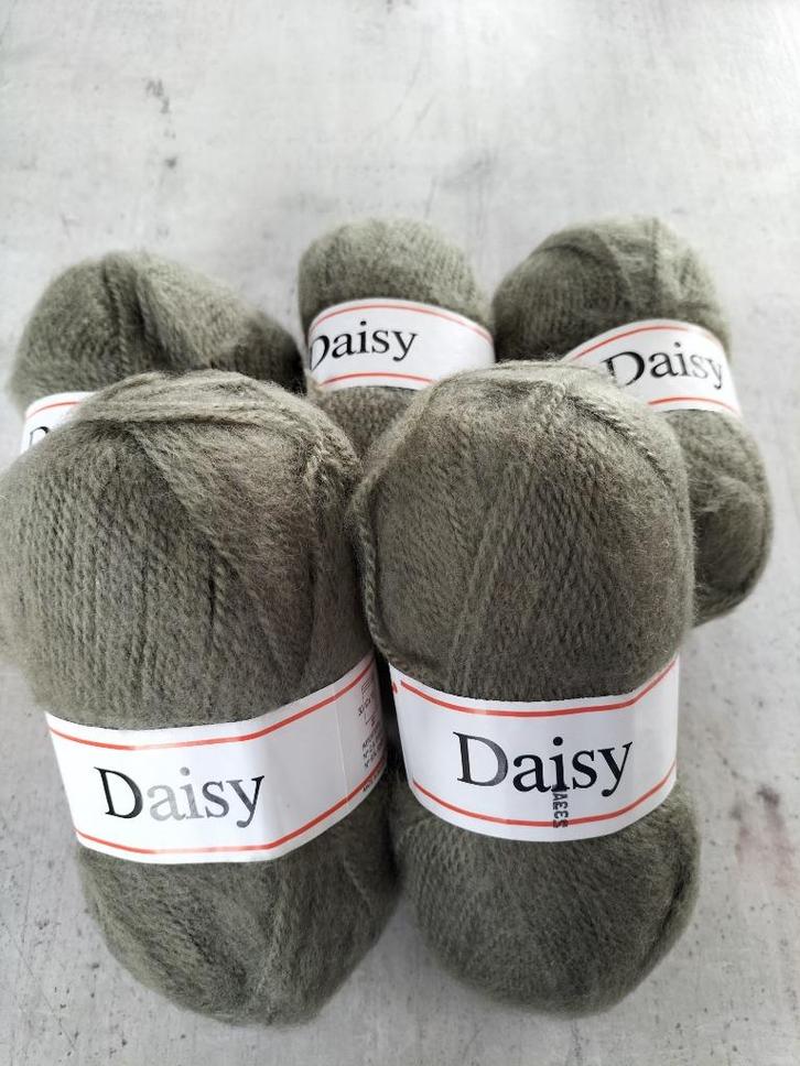 3 ballen van Swiss Daisy-garen (5 groene ballen)., Hobby en Vrije tijd, Breien en Haken, Ophalen of Verzenden