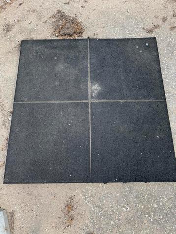Rubberen tegels 100x100x4 speeltoestel dak stal ruim 35m2 beschikbaar voor biedingen